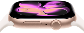 Apple Watch Series 11, růžově zlaté pouzdro z hliníku, ciferník Proud, na pravém boku korunka Digital Crown, mikrofon, boční tlačítko, světle ruměný sportovní řemínek
